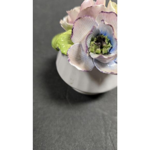 Vintage Royal Sutherland Bone China Flower Bouquet Figurine Staffordshire *chip - Picture 6 of 9